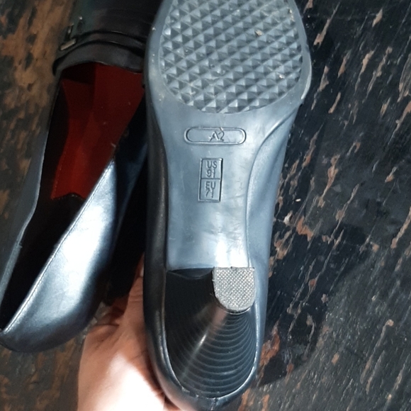 Woman's Black Pumps. Size 9.5 - Picture 3 of 5